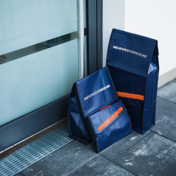 Boomerang Packs in allen Größen vor einer Haustür